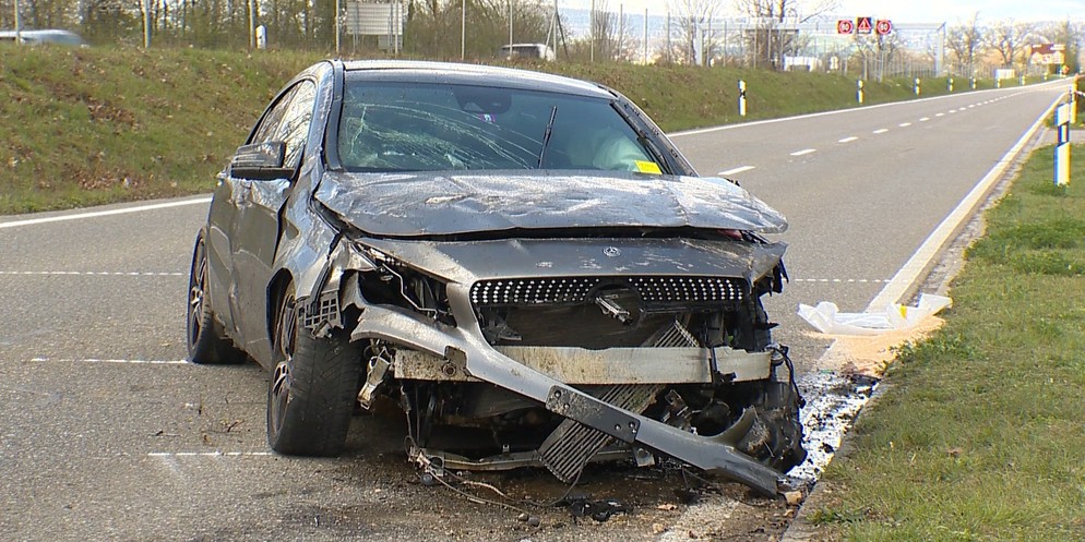 Zum Unfall kam es am Sonntagmorgen kurz vor 11 Uhr. Eine 21-jährige Lenkerin war auf der A51 Richtung Bülach unterwegs. Dabei prallte sie aus noch ungeklärten Gründen an die rechte Fahrbahn, krachte i ...