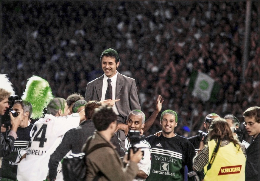 Trainer Marcel Koller wird von seinen Spielern nach dem Gewinn der Schweizer Fussballmeisterschaft gefeiert, aufgenommen am 7. Juni 2000 in St. Gallen nach dem Finalrundenspiel St. Gallen gegen die Gr ...