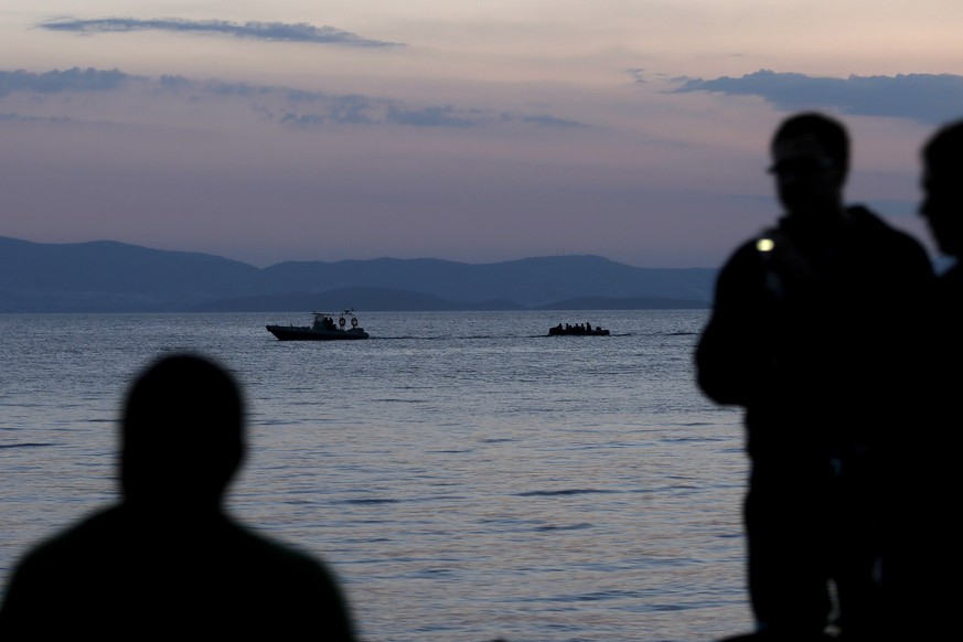 Archivbild vom Mai 2015: Ein Schiff der griechischen Küstenwache schleppt ein Flüchtlingsboot ab.