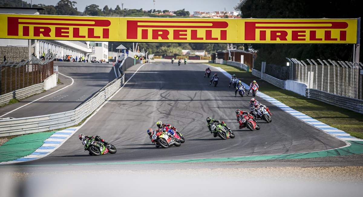 epa08755058 British rider Joanathan Rea (L) of Kawasaki Racing Team in action in action during the World SBK Championship superpole race in Estoril, Portugal, 18 October 2020. EPA/JOSE SENA GOULAO