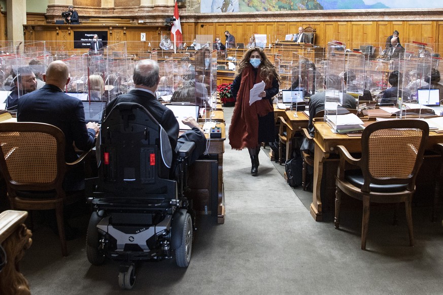 Nationalraetin Sibel Arslan, GP-BS, schreitet durch den Saal an der Wintersession der Eidgenoessischen Raete, am Montag, 7. Dezember 2020, in Bern. (KEYSTONE/Peter Schneider)