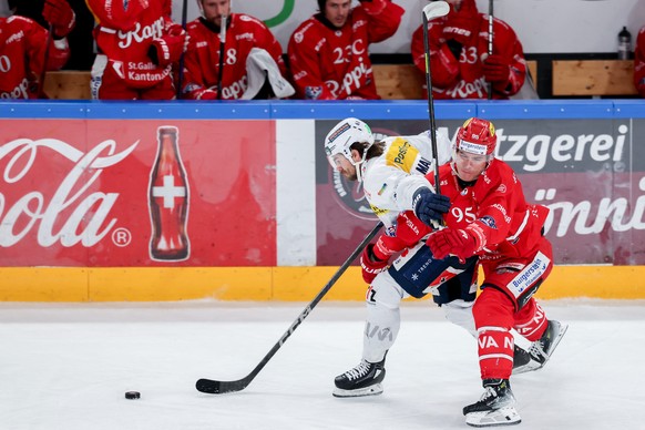 Tyler Moy (SCRJ), rechts, gegen Philippe Maillet (HCAP) waehrend der Rueckrunde der Play Ins der National League zwischen den SC Rapperswil Jona Lakers und dem HC Ambri Piotta, am Donnerstag, den 6. M ...