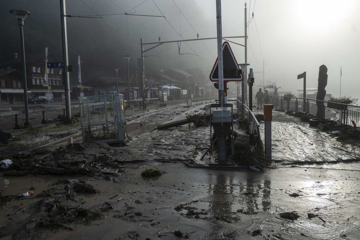 Der Geleisebereich beim Bahnhof ist ueberschwemmt und mit Schutt und Schlamm bedeckt, am Dienstag, 13. August 2024 in Brienz. Am Vorabend haben heftige Gewitter einen Murgang ausgeloest und Gebaeude,  ...