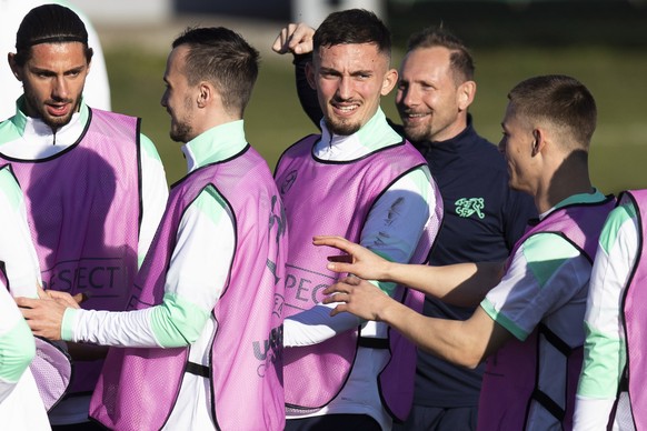 Switzerland?s Jan Bamert, Jeremy Guillemenot, Andi Zeqiri, head coach Mauro Lustrinelli and Miro Muheim, from left, during a training session of the Swiss team at the UEFA European Under 21 Championsh ...