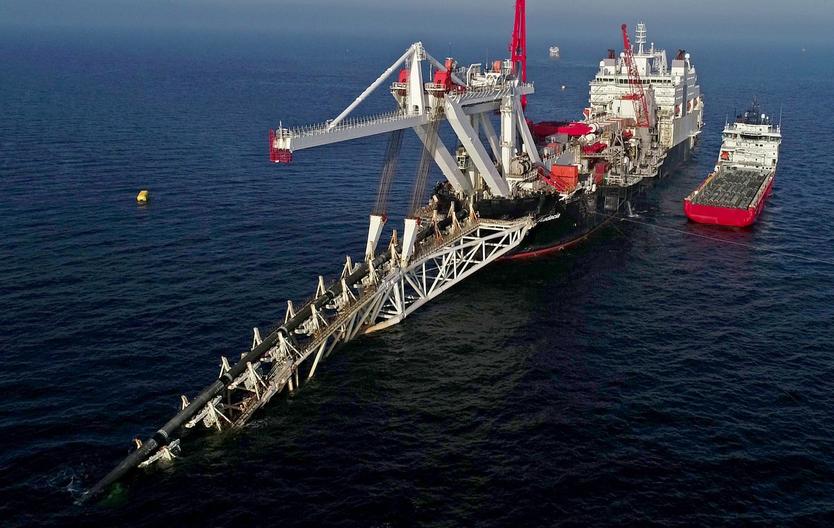ARCHIV - 15.11.2018, Mecklenburg-Vorpommern, Laage: Das Verlegeschiff "Audacia" des Offshore-Dienstleisters Allseas verlegt in der Ostsee vor der Insel Ruegen Rohre fuer die Gaspipeline Nord ...