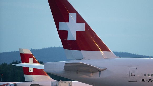 Zwei Flugzeuge der Swiss mussten den Flug abbrechen, nach dem sie von Blitzen getroffen worden waren. (Symbolbild)