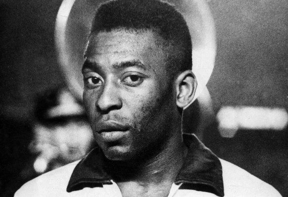 ZUM 75. GEBURTSTAG DES EHEMALIGEN BRASILIANISCHEN FUSSBALLERS PELE (EDSON ARANTES DO NASCIMENTO) AM FREITAG, 23. OKTOBER 2015, STELLEN WIR IHNEN FOLGENDES BILDMATERIAL ZUR VERFUEGUNG - Pelé poses befo ...