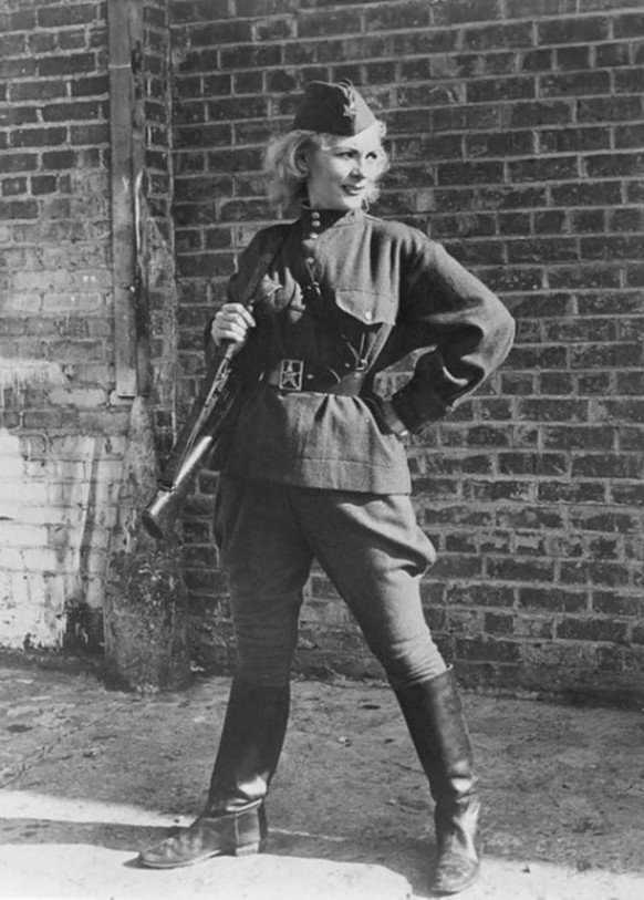 Kyra Petrovskaya in ihrer Leutnants-Uniform. Vor der Blockade war sie Scharfschützin in der Roten Armee.