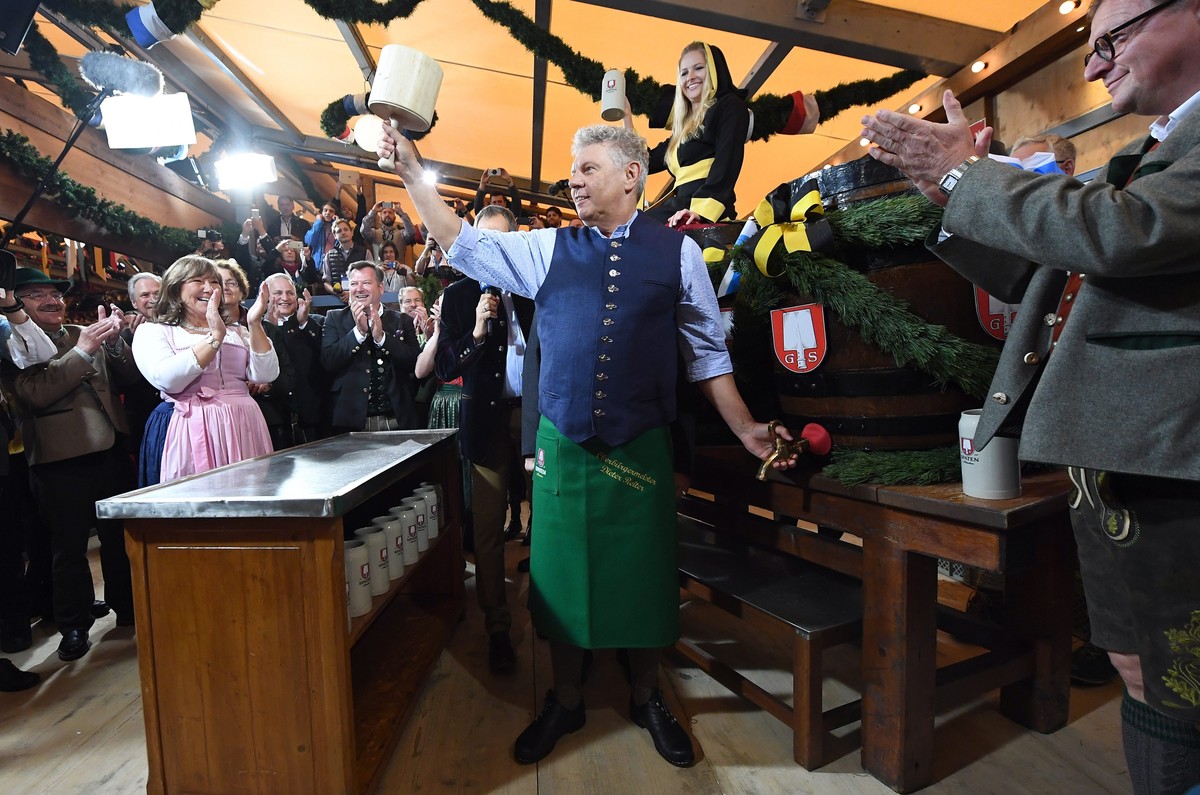 epa05543920 Munich's mayor Dieter Reiter (C) signals to spectators that the first beer barrel is tapped during the official opening of the 183rd edition of the traditional 'Oktoberfest' ...