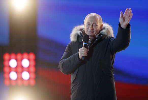 epaselect epa06613283 Russia&#039;s President Vladimir Putin delivers a speech during a rally at Manezhnaya Square near the Kremlin in Moscow, Russia, 18 March 2018. Russians are electing the Presiden ...