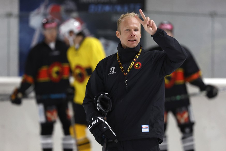 Berns Trainer Johan Lundskog gibt Anweisungen waehrend dem ersten offiziellen Eistraining des SCB, am Dienstag, 2. August 2022 in der Postfinance Arena in Bern. (KEYSTONE/Peter Klaunzer)