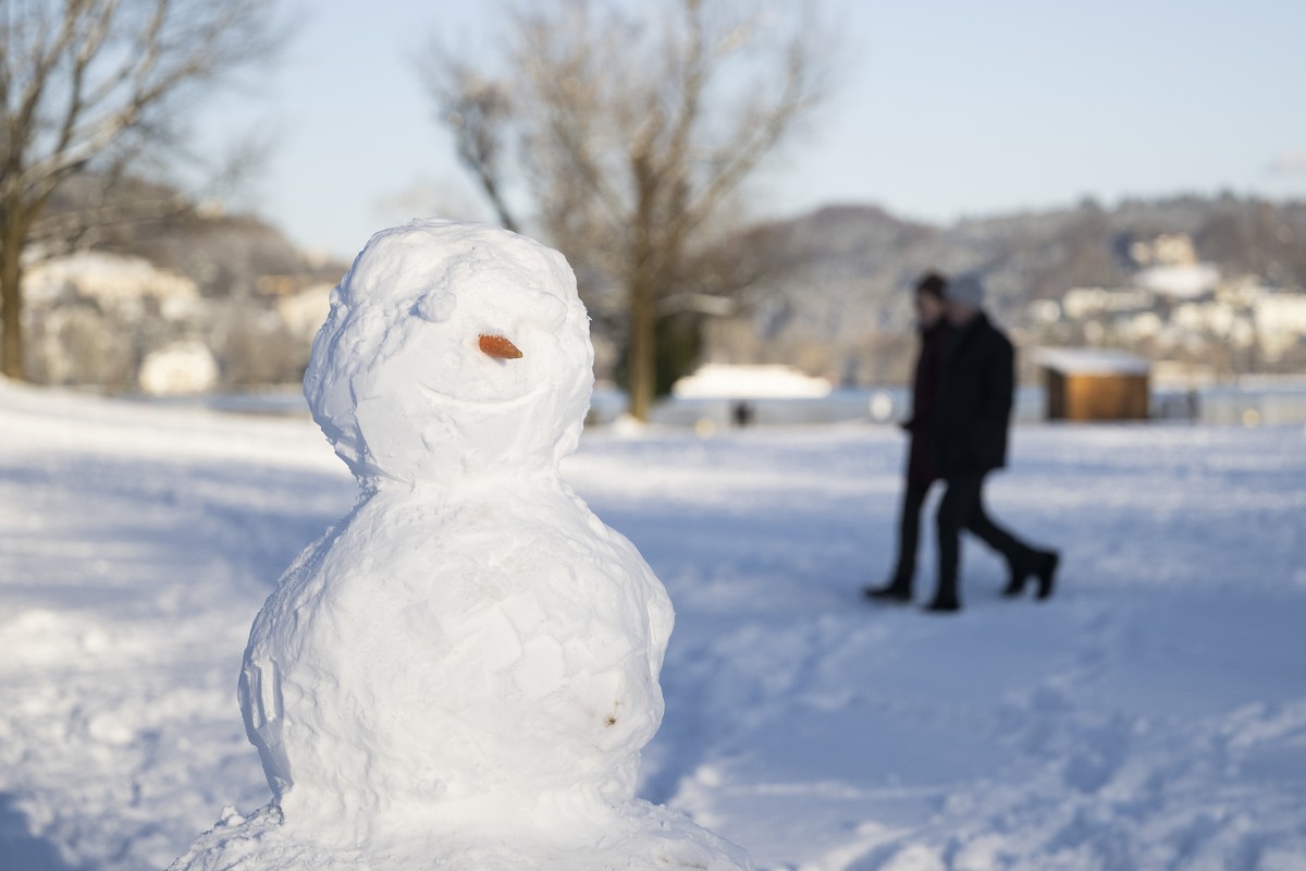 Ein Schneemann in der Ufschoetti in der Stadt Luzern, am Samstag, 3. Januar 2026 in Luzern. (KEYSTONE/Andreas Becker)
