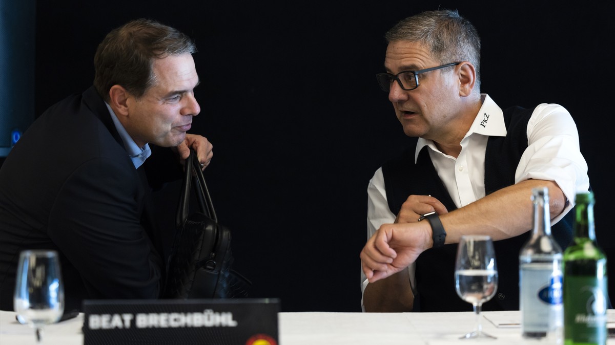 SCB VR-Praesident Beat Brechbuehl, links, und CEO Marc Luethi, schauen auf die Uhr, kurz vor Beginn der Saison-Medienkonferenz des SC Bern, am Montag, 29. August 2022 in Bern.(KEYSTONE/Peter Klaunzer)