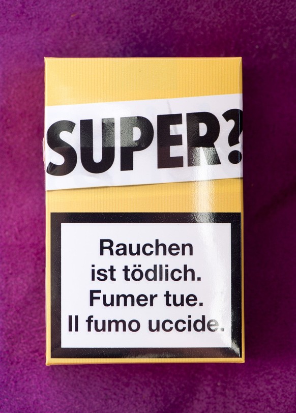 Ein Warnhinweis`Rauchen ist toedlich`sowie ein Aufkleber`SUPER ?`auf einer Zigarettenschachtel von Parisienne. Luzern, 15. April 2014. (KEYSTONE/Sigi Tischler)