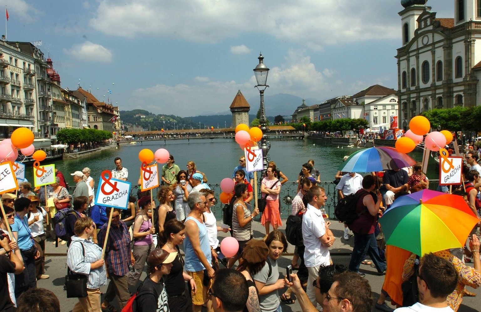 Mehrere Tausend Personen nehmen am Samstag, 18. Juni 2005 in Luzern zur Parade der Gay Pride, dem Lesbischwulen Festival, auf dem Loewenplatz Luzern teil. (KEYSTONE/Sigi Tischler)