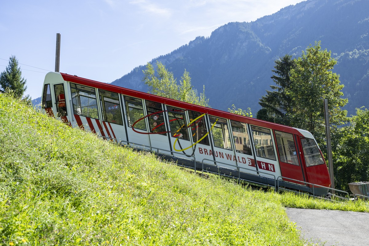 Die Braunwaldbahn der Sportbahnen Braunwald AG bei der Talstation in Linthal, anlaesslich einer Generalversammlung der Sportbahnen Braunwald am Mittwoch, 26. August 2026 im Bergrestaurant Grotzenbueel ...