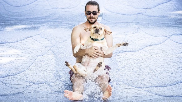 <p>Die Hunde und ihre Herrchen hatten im Schwimmbad Töss in Winterthur sichtlich Spass. Hier der Mann aber mehr als der Hund.</p>