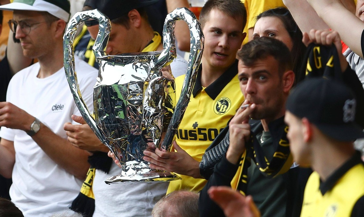 Mandatory Credit: Photo by Kieran McManus/Shutterstock 12443558dj A Young Boys fan holding a tin foil Champions League trophy Young Boys v Manchester United, ManU UEFA Champions League, Group F, Footb ...