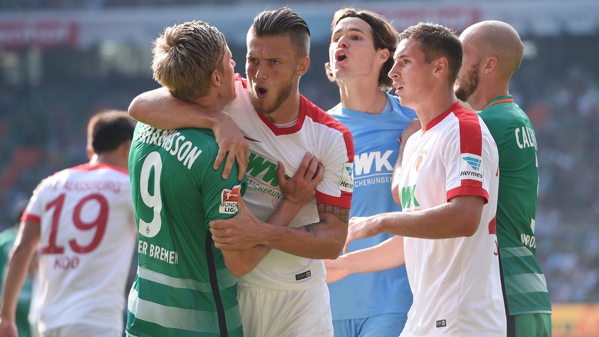 11.09.2016; Bremen; Fussball 1. Bundesliga - SV Werder Bremen - FC Augsburg; 
Streit v.l. Aron Johannsson (Bremen), Jeffrey Gouweleeuw (Augsburg), Torhueter Marwin Hitz (Augsburg), Dominik Kohr (Valer ...