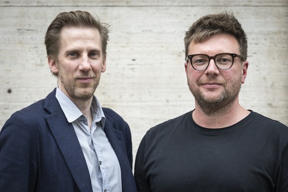 ACHTUNG: EMBARGO BIS 00:01 UHR 11.11.2025 --- Die Autoren Mikael Krogerus, links, und Christof Gertsch, rechts, posieren fuer ein Portrait an der Praesentation der Biografie &quot;Marco Odermatt - Mei ...