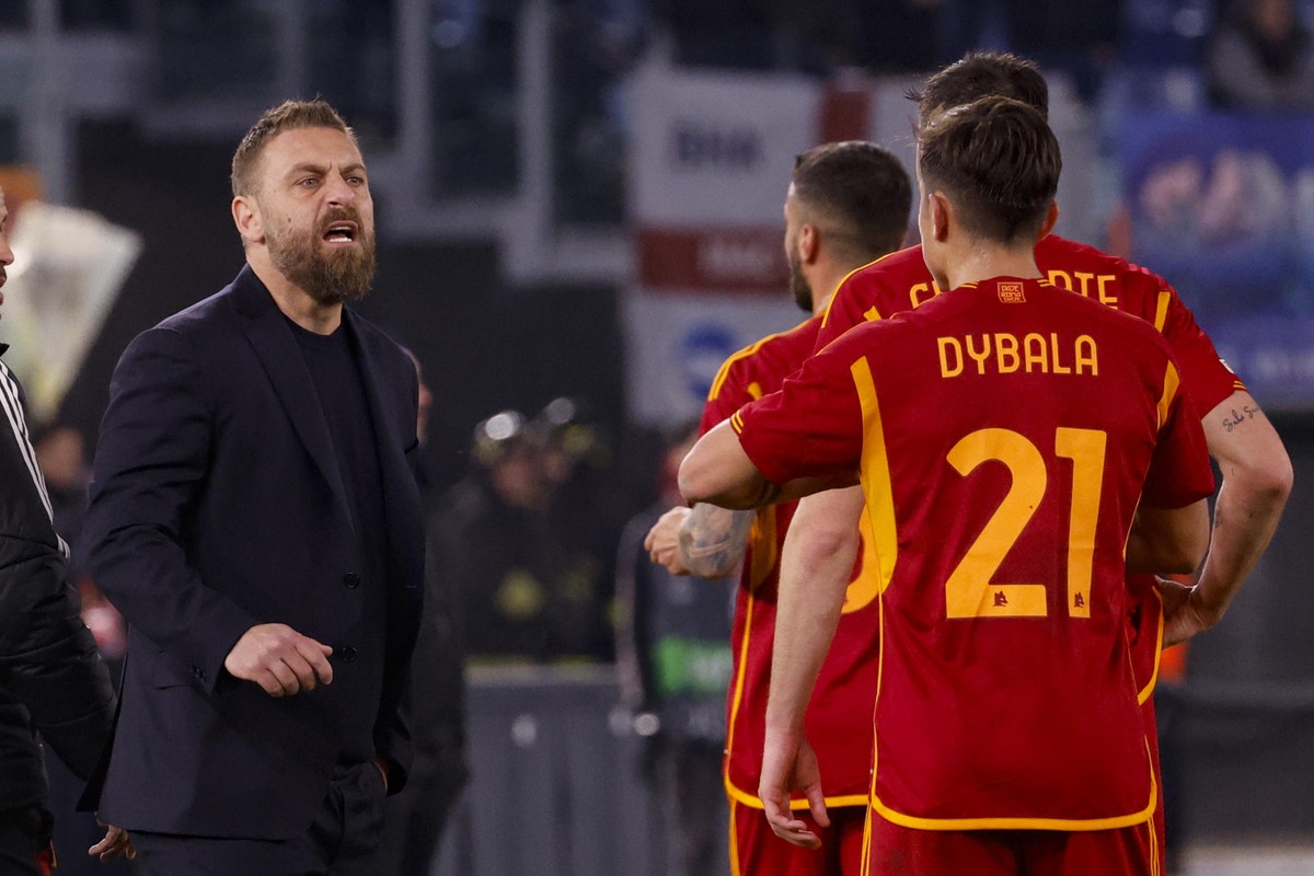 epa11204938 AS Roma's head coach Daniele De Rossi (L) talks to players during the UEFA Europa League round of sixteen first leg soccer match between AS Roma and Brighton and Hove Albion at the Ol ...
