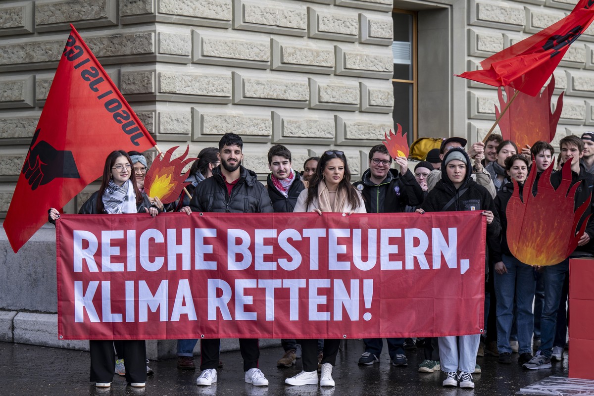 Mitglieder der JUSO Schweiz reichen die Initiative mit 140 000 Unterschriften "Fuer eine soziale Klimapolitik ? steuerlich gerecht finanziert (Initiative f