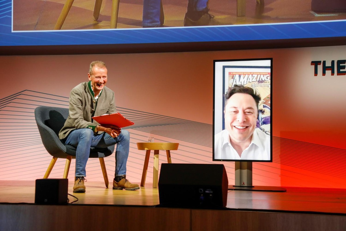 Elon Musk tritt bei VW-Event per Videoschaltung als Überraschungsgast auf.