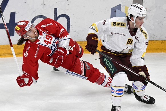 Der Laker Victor Rask, links, in Schraeglage gegen den Genfer Tim Berni, rechts, beim Eishockeyspiel der National League SC Rapperswil-Jona Lakers gegen Geneve-Servette HC in Rapperswil am Samstag, 9. ...