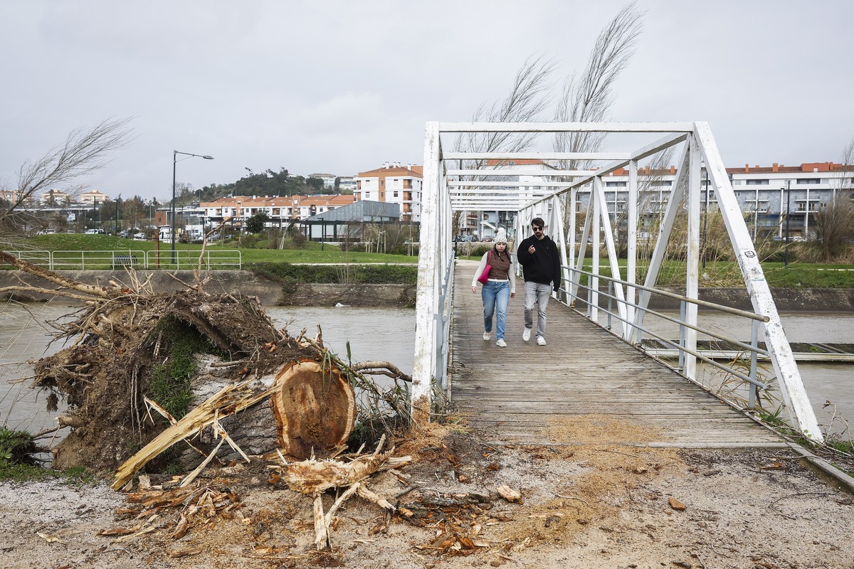 epa12693177 Effects of bad weather in the Leiria region due to the passage of the Kristin depression, in Leiria, Portugal, 30 January 2026. Portugal is being affected by the effects of the passage of  ...
