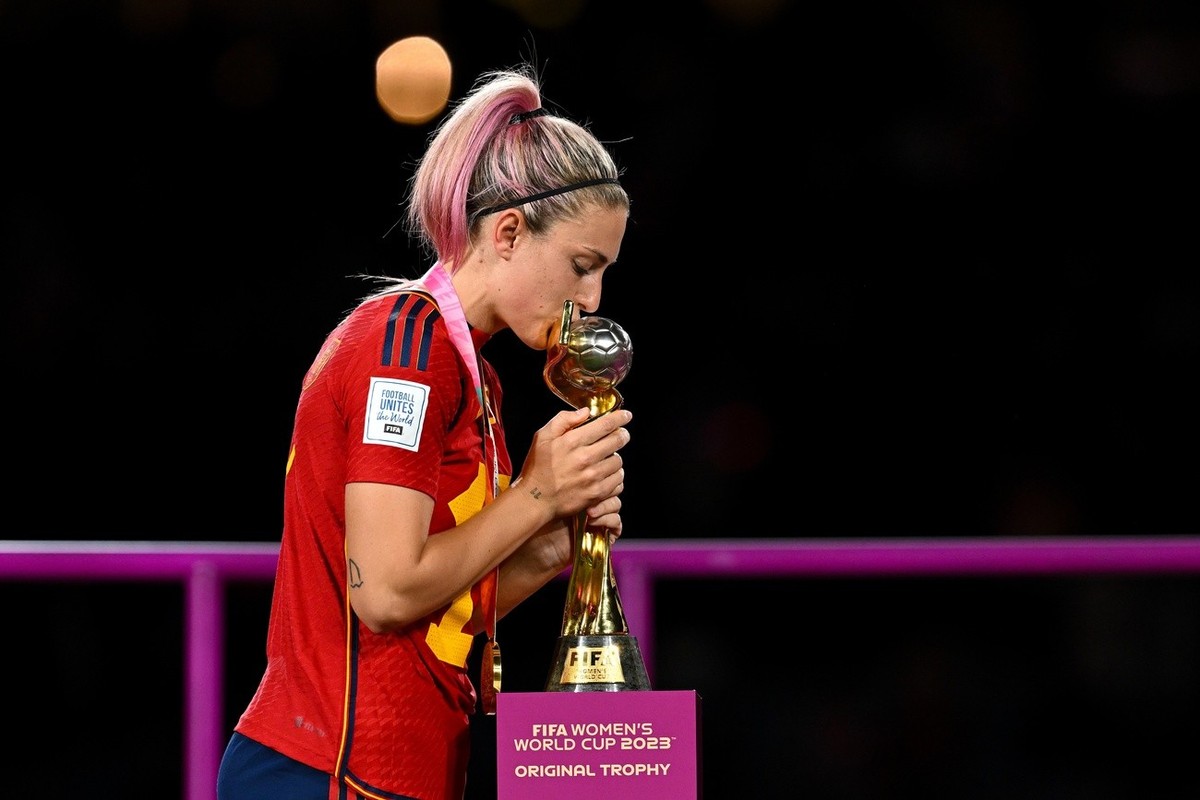 epa10809852 Alexia Putellas of Spain kisses the winner's trophy after winning the FIFA Women's World Cup 2023 Final soccer match between Spain and England at Stadium Australia in Sydney, Aus ...