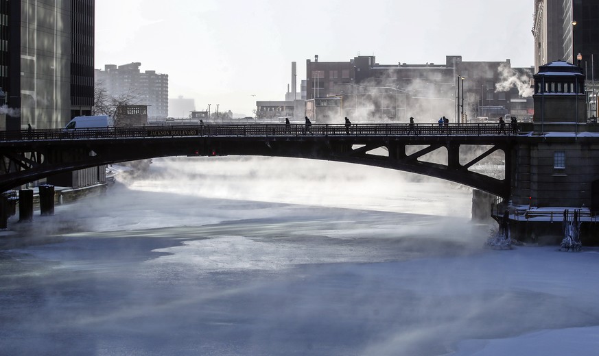 epa07334164 Mist rises from Chicago River in Chicago, Illinois USA, 31 January 2019. Media reports state that more than 200 million people are facing freezing temperatures as Polar vortex has gripped  ...