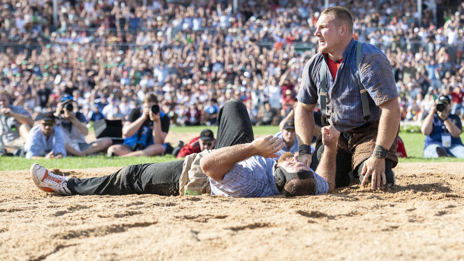 Joel Wicki, rechts, und Matthias Aeschbacher, links, nach dem Schlussgang am Eidgenoessischen Schwing- und Aelplerfest (ESAF) in Pratteln, am Sonntag, 28. August 2022. (KEYSTONE/Urs Flueeler).