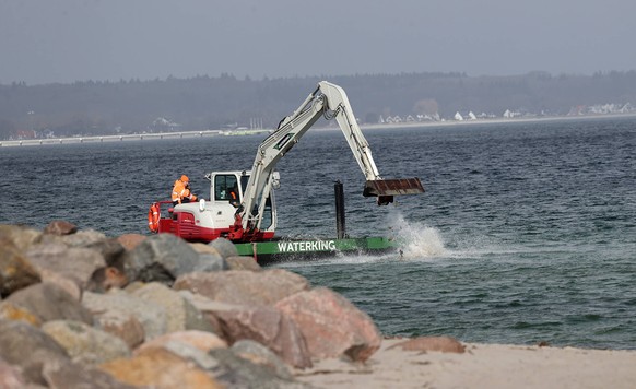 Wal, Tier,Reisen, Tourismus, urlaub, Ferien, Ostsee, Timmendorfer Strand, Luebecker Bucht, Gestrandeter Buckelwal liegt auf Sandbank vor Niendorf, Rettungsaktion, Waldrama, Bagger Hier im Foto der Spe ...