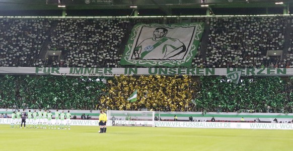 Trauerminute vor dem Spiel für Junior Malanda.