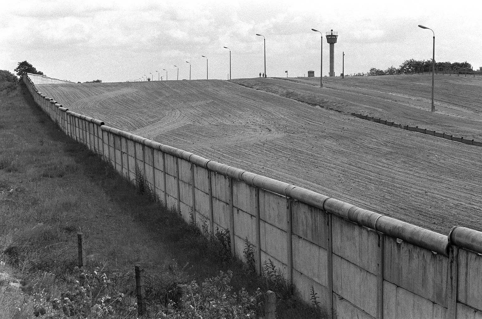 Die Mauer und die Grenzanlagen im Berzirk Spandau in Berlin, aufgenommen im August 1974. Zum 46. Jahrestag des Mauerbaus am Montag, 13. August 2007, sorgt ein ungewoehnlich deutlich formulierter Schie ...