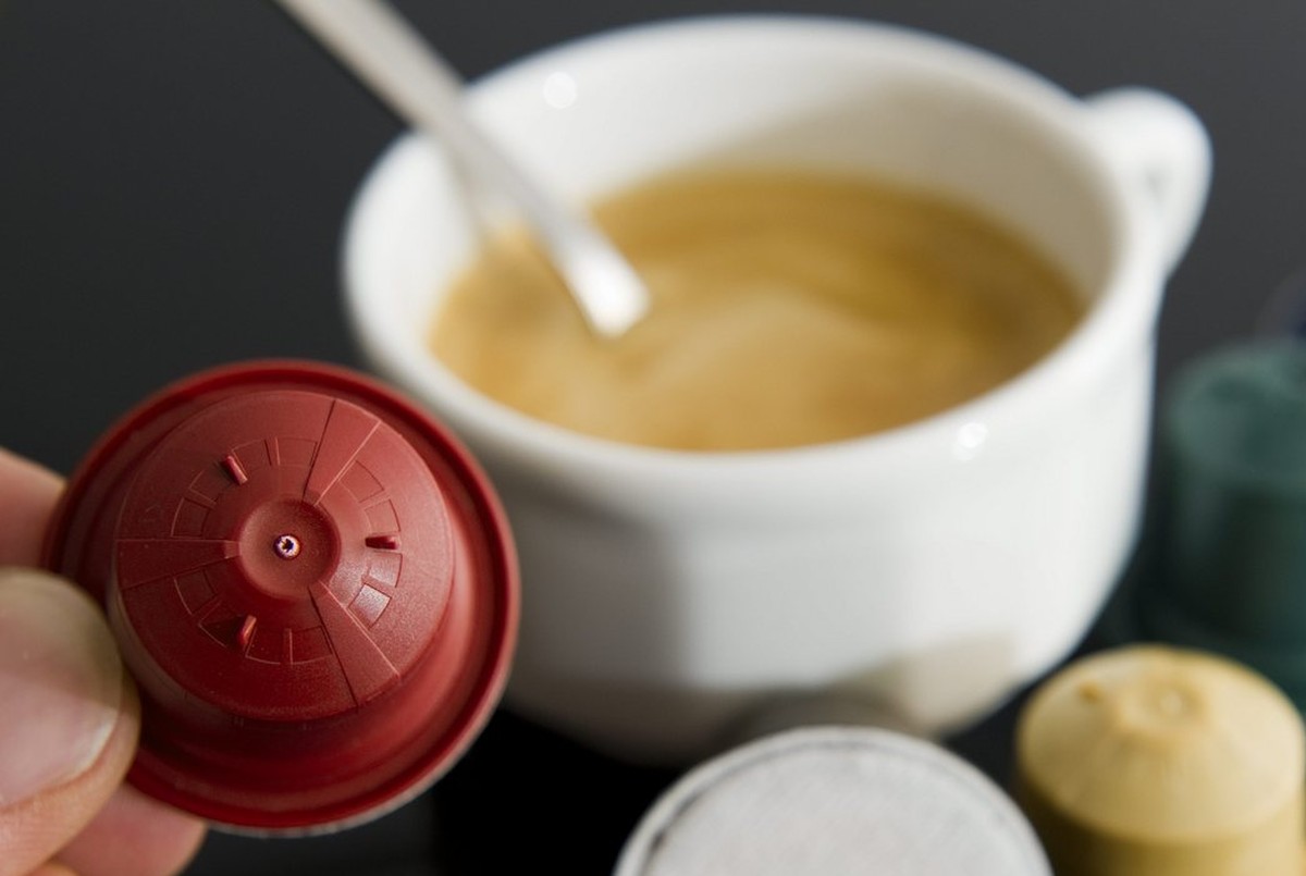 Une capsule biodegradable Ethical Coffee Company, ECC, est photographiee devant une tasse de cafe ce dimanche 22 mai 2011 a Sion. Jean-Paul Gaillard, president de Ethical Coffee Company, veux concurre ...