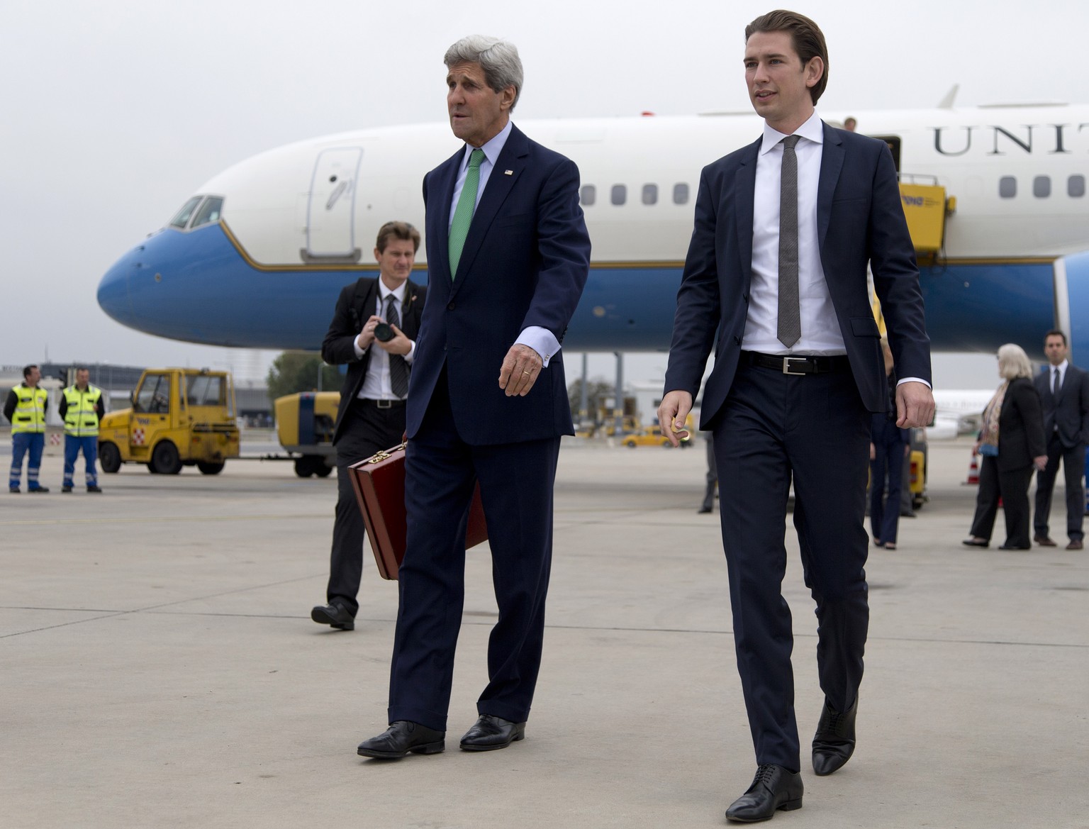 US-Aussenminister John Kerry beim Verlassen seines Regierungsjets in Wien. Zum Rückflug sollte es wegen einer Panne nicht kommen (15.10.2014).