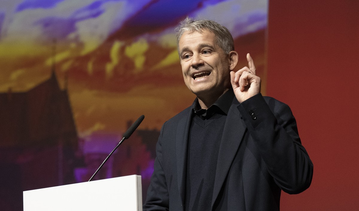 Beat Jans, Regierungspraesident Kanton Basel Stadt, spricht an der Delegiertenversammlung der SP Schweiz, am Samstag, 29. Oktober 2022, in Basel. Traktandiert sind Themen wie Gleichstellung, Energieve ...