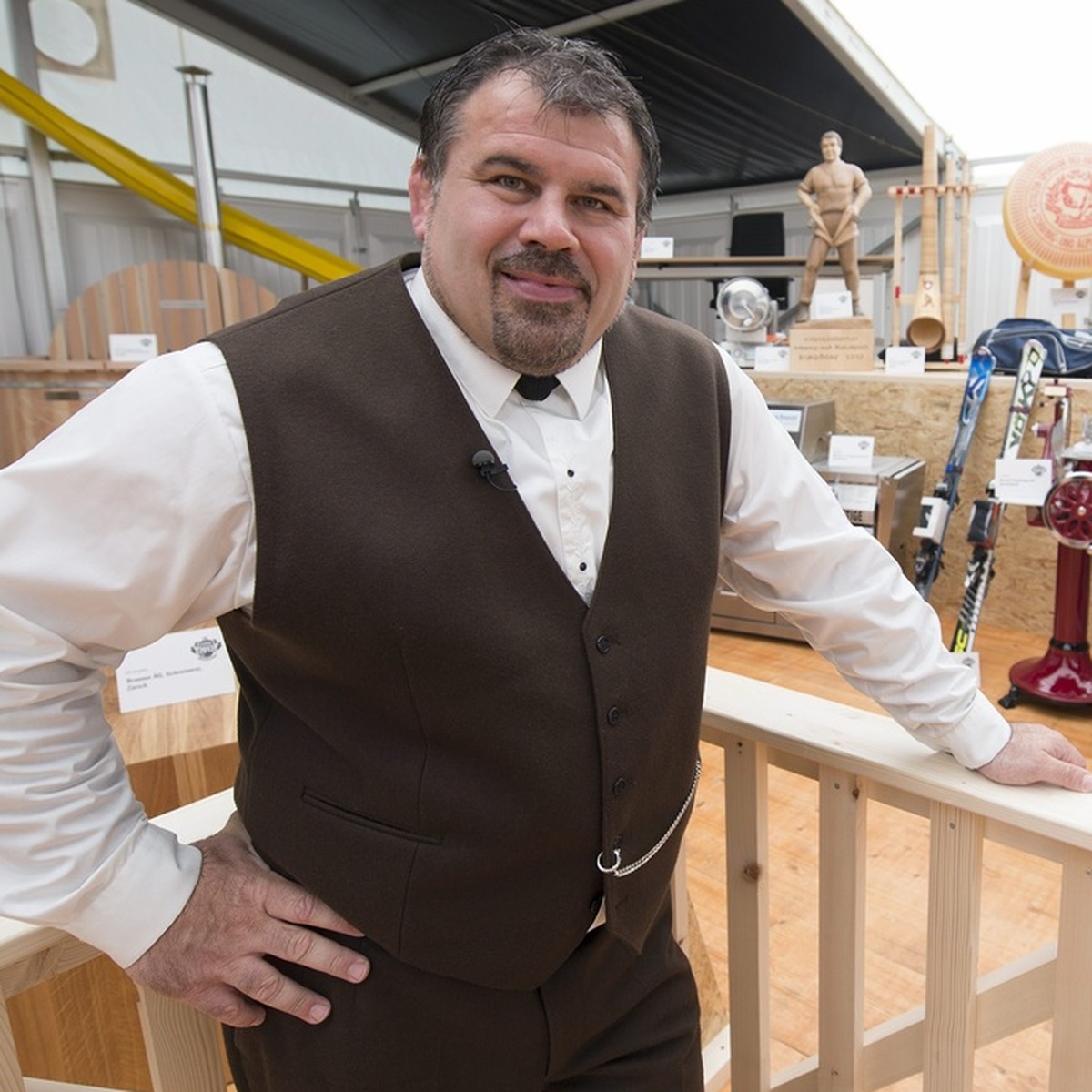 Silvio Ruefenacht, Chef Gabentempel, praesentiert ueber 400 Gaben im Gabentempel des "Eidgenoessischen" 2013, die waehrend 14 Tagen bestaunt werden koennen, aufgenommen am Freitag, 16. Augus ...