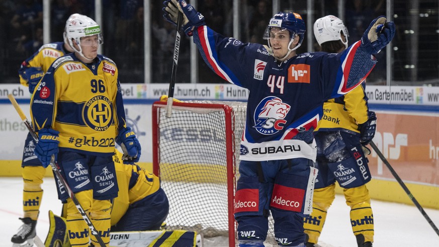 Pius Suter, rechts, vom ZSC feiert das Tor zum 6:4 beim Eishockey Meisterschaftsspiel in der Qualifikation der National League zwischen den ZSC Lions und dem HC Davos vom Freitag, 13. September 2019 i ...