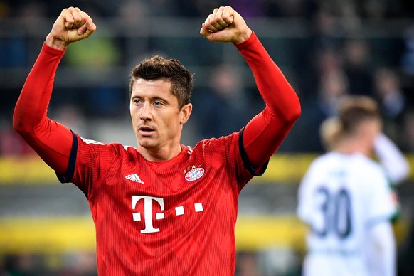 epa07409453 Bayern&#039;s Robert Lewandowski celebrates after scoring the 5-1 lead during the German Bundesliga soccer match between Borussia Moenchengladbach and FC Bayern Muenchen at Borussia-Park i ...