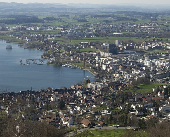 Blick auf die Stadt Zug am Zugersee bei schoenem Fruehlingswetter, in Zug, am Mittwoch, 8 April 2015. (KEYSTONE/Anthony Anex)