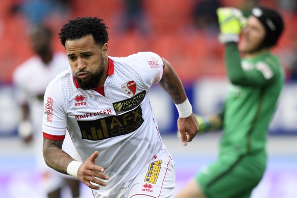 Le joueur valaisan Carlitos, gauche, celebre le premier but devant le gardien bernois Guillaume Faivre, droite, lors de la rencontre de football de Super League entre le FC Sion et FC Thun ce samedi 1 ...