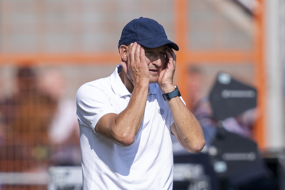 31.08.2024, Nordrhein-Westfalen, Bochum: Fu�ball: Bundesliga, VfL Bochum - Borussia M�nchengladbach, 2. Spieltag, Vonovia Ruhrstadion: Bochums Trainer Peter Zeidler h�lt die H�nde vor den Kopf. Foto:  ...