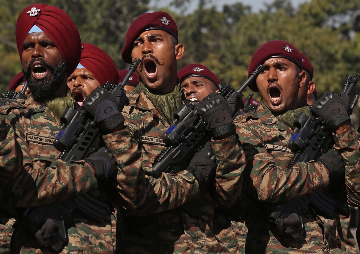 epa10406505 Members of the Indian army take part in the 'Indian Army Day' parade at Madras Engineer Group (MEG) in Bangalore, India, 15 January 2023. The 75th Army Day parade was held in the ...