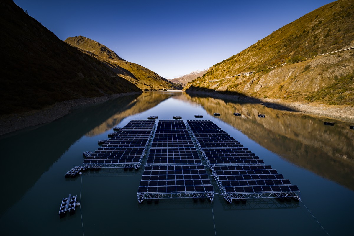 ARCHIVBILD ZUM WATT D'OR --- Floating barges with solar panels are pictured on the "Lac des Toules", an alpine reservoir lake, in Bourg-Saint-Pierre, Switzerland, Tuesday, October 8, 20 ...