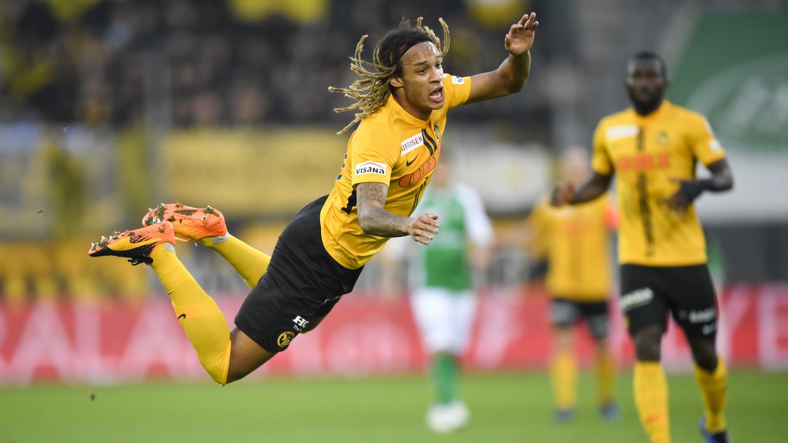 YBs Kevin Mbabu fliegt durch die Luft, beim Fussball Super-League Spiel zwischen dem FC St. Gallen und den BSC Young Boys, am Sonntag, 11. November 2018, im Kybunpark in St. Gallen. (KEYSTONE/Gian Ehr ...