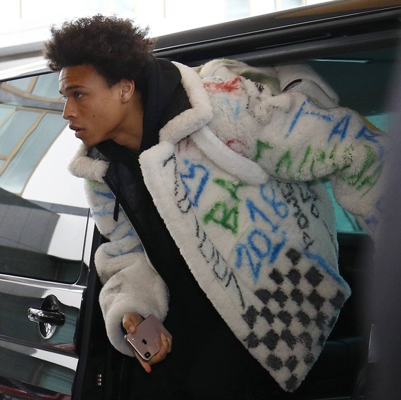 18.03.2019, Hotel Ritz Carlton, Wolfsburg, Ankunft der Nationalspieler am Hotel vor dem Laenderspiel gegen Serbien, im Bild Leroy Sane in Eisbaerendisign Jacke Deutsche Nationalmannschaft *** 18 03 20 ...