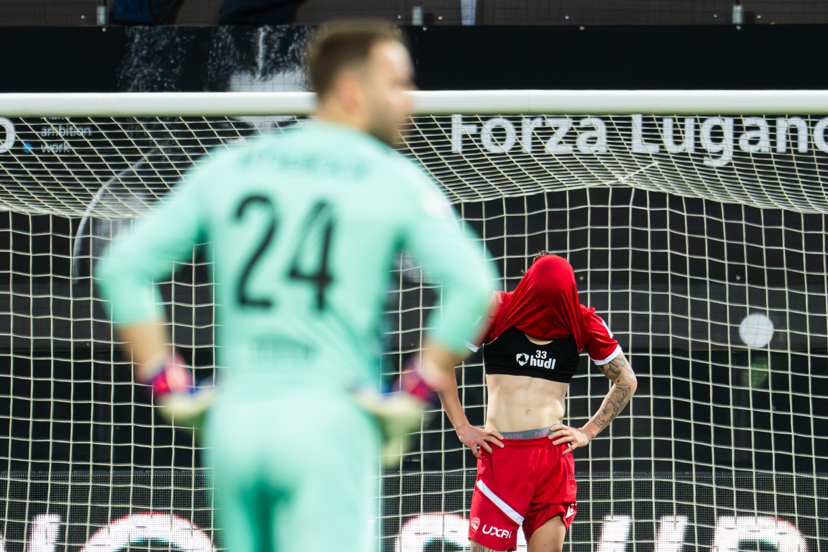 From left Torhueter Niklas Steffen (FCT) and Marc Gutbub (FCT), to end the Super League soccer match FC Lugano against FC Thun, at the Cornaredo Stadium in Lugano, Saturday, April 04, 2026. .(KEYSTONE ...