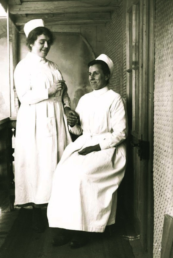 Zwei Krankenschwestern um 1920: Sie standen im Dauereinsatz.